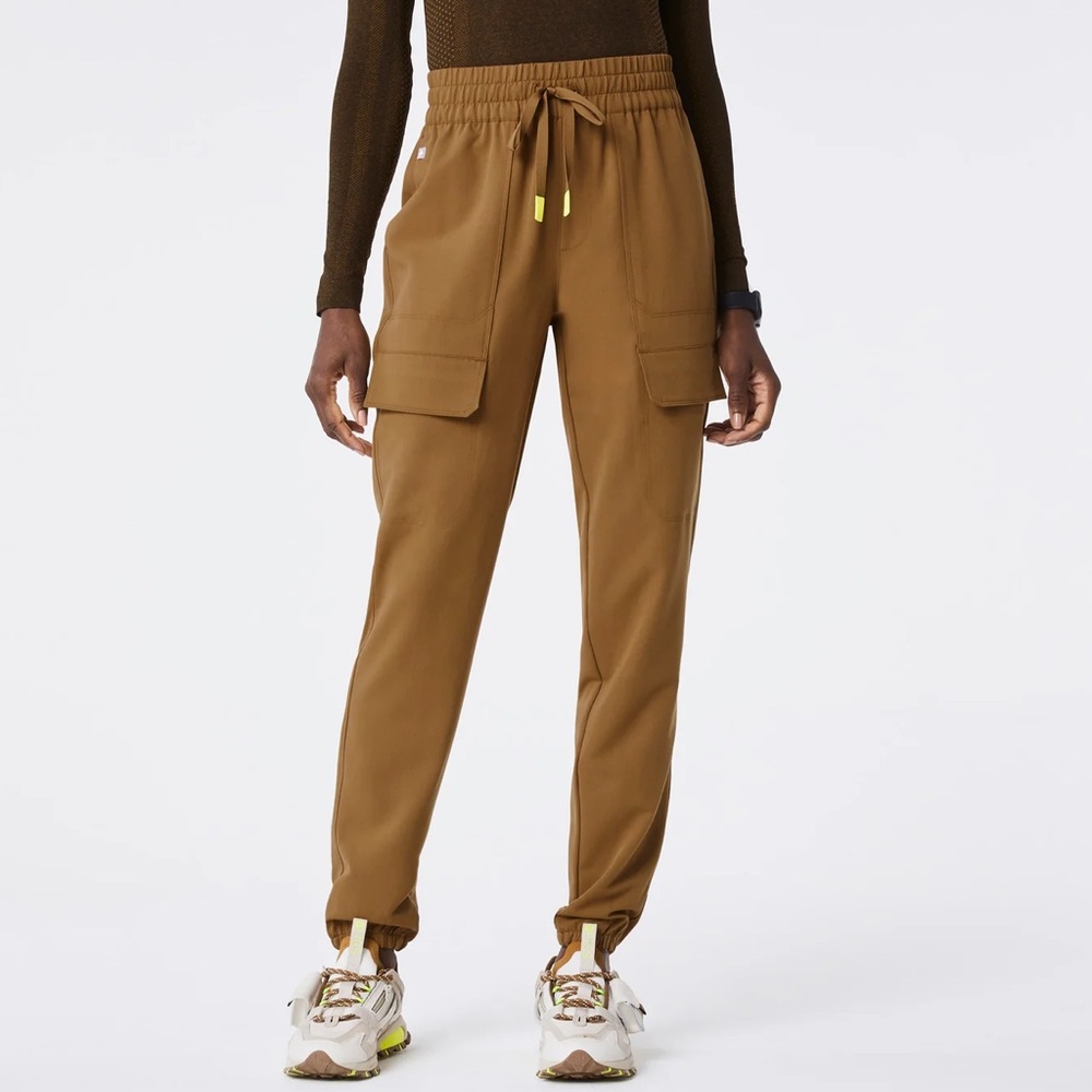 FIGS- NWOT Sierra Jogger Scrub Pants in earth